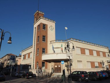 CHIVASSO, İtalya - CIRCA Aralık 2021: Casa del Fascio binası, eski yerel faşist şube merkezi