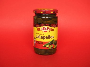 MINNEAPOLIS, ABD - CIRCA HAZİRAN 2021: Dilimlenmiş yeşil Jalapenos kavanozu