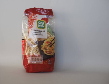 AMSTERDAM, NETHERLANDS - CRCA Aralık 2021: bir paket Suzi Wan eriştesi