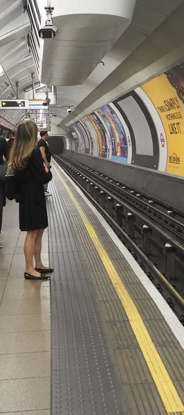 2019年9月9日 Circa 妇女在伦敦地铁站站台等火车 — 图库照片