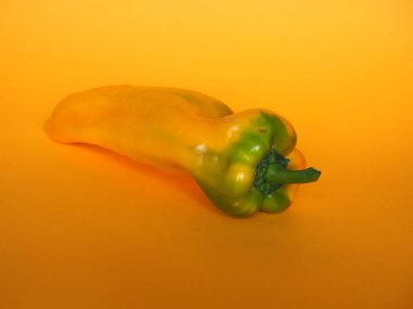 Sarı biberler (bilimsel adı Capsicum diğer adıyla dolmalık biberler) vejetaryen yiyecekler