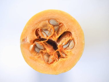 Dilimlenmiş balkabağı sebzesi ve vejetaryen yemeği.