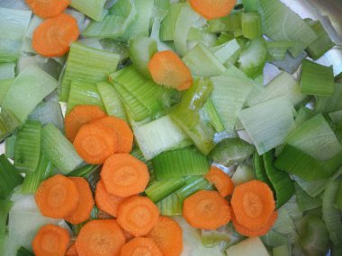 Dilimlenmiş havuç ve pırasalı vejetaryen gıda geçmişi