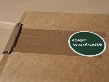 SEATTLE, ABD - CIRCA ECTOBER 2021: Amazon Deposu kullanılmış ön veya açık kutu ürünleri için büyük indirimler sunuyor