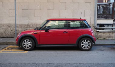 TURIN, İTALYA - CRCA Aralık 2021: kırmızı Mini Cooper arabası