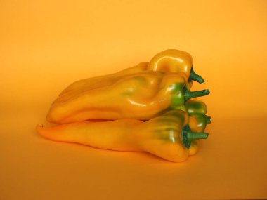 Sarı biberler (bilimsel adı Capsicum diğer adıyla dolmalık biberler) vejetaryen yiyecekler