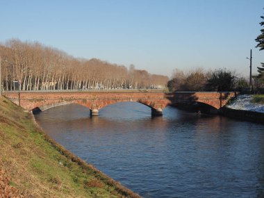 İtalya, Chivasso 'daki Canale Cavour yapay su yolu.