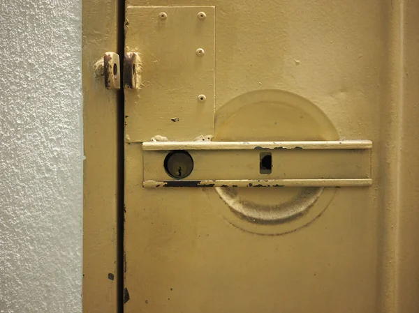 グランジ産業用金属ドアのドアロック — ストック写真