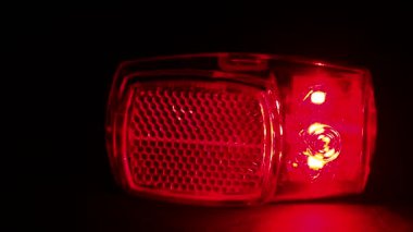 yanıp sönen kırmızı flaş ışığı alarm ve acil durum sinyali veriyor.