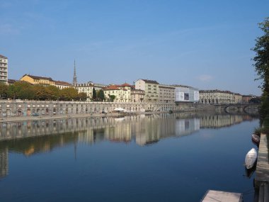 TURIN, İTALYA - CIRCA ECTOBER 2021: Fiume Po anlamı Po Nehri