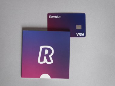 LONDON, İngiltere - Şubat 06, 2022 Revolut Visa Kontörlü Kartı