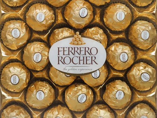 Alba Italia Circa Enero 2022 Caja Dulces Pralinicos Ferrero Rocher —  Fotos de Stock