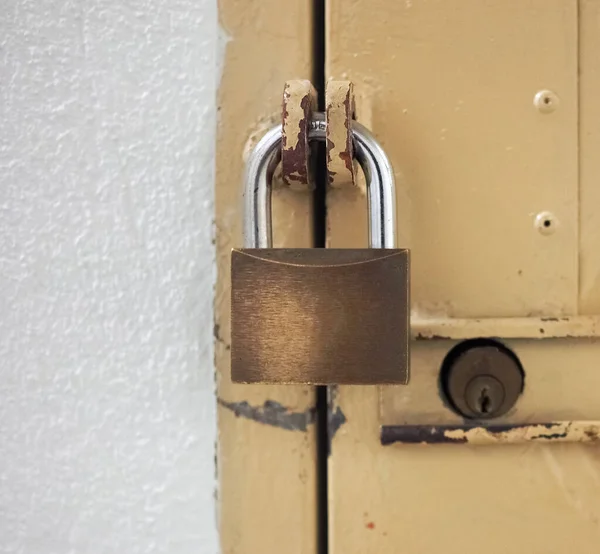 グランジ産業用金属ドアのドアロック — ストック写真