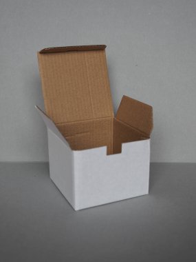 Gri duvarın önündeki boş karton kutu