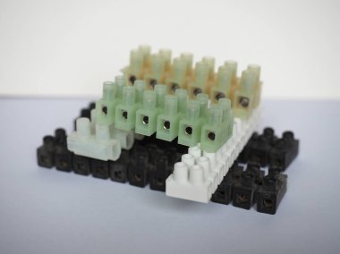Birçok boyut ve renkte elektrik terminali blokları