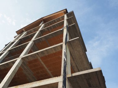 İnşaat sırasında güçlendirilmiş beton binanın yapısı