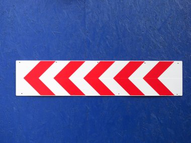 Mavi çitin üzerinde kırmızı ve beyaz çizgili tabela