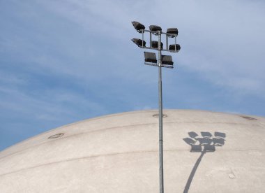 Lambalı spor salonunun gerilim yapısı kubbesi