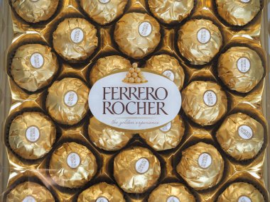 ALBA, ITALY - CIRCA JANUARY 2022: bir kutu Ferrero Rocher praline şekeri