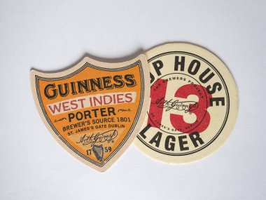 DUBLIN, IRELAND - Şubat 06, 2022: İrlanda birası Guinness Hop House 13 bira ve Batı Hint Adaları hamalı