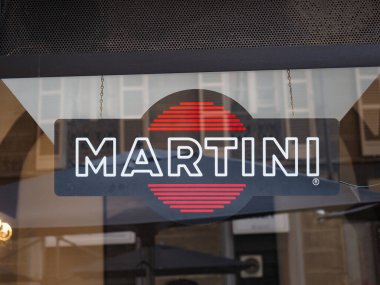 TURIN, İTALYA - CRCA ŞUBAT 2022: Martini mağaza önü tabelası