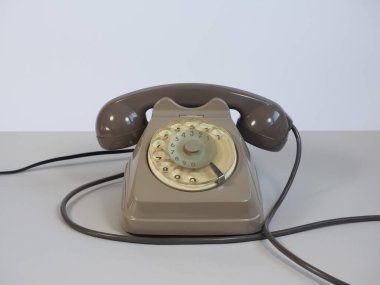 Klasik gri çevirmeli analog sabit hat telefonu
