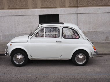 TURIN, İTALYA - CRCA ŞUBAT 2022: Beyaz Fiat 500 arabası