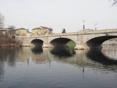 TURIN, İTALYA - CRCA ŞUBAT 2022: Po Nehri üzerindeki Ponte Umberto I