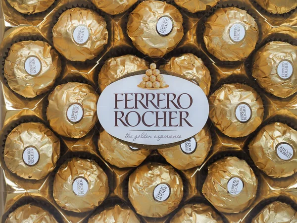 Alba Italia Circa Enero 2022 Caja Dulces Pralinicos Ferrero Rocher —  Fotos de Stock