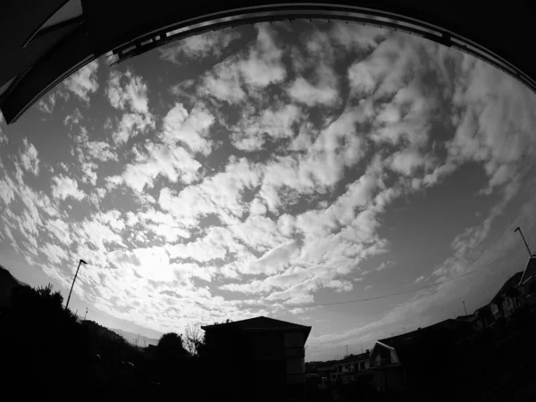 Felhők Látott Fisheye Lencse Városi Skyline Fekete Fehér — Stock Fotó