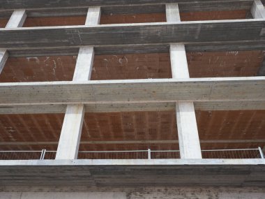 İnşaat sırasında güçlendirilmiş beton binanın yapısı