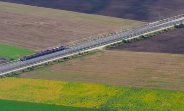 Uçaktan görülen demiryolu (demiryolu) hattının havadan görüntüsü