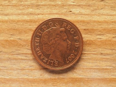 LONDON, UK - CIRCA 2022: 1 penny madeni para ters tarafı Birleşik Krallık para birimi olan Kraliçe II. Elizabeth 'in portresini gösteriyor