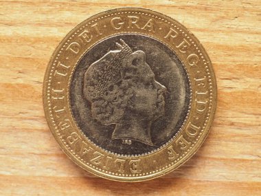 LONDON, UK - CIRCA 2022: Birleşik Krallık para birimi olan Kraliçe II. Elizabeth 'in portresini gösteren iki sterlinlik ters kenar