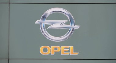 BERLİN, ALMANY - CRCA ŞUBAT 2022: Opel araba satıcısı vitrini tabelası