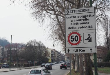 TURIN, İtalya - CIRCA FEBRUARY 2022: Controllo elettronico della velocita (çeviri: Elektronik hız kontrolü)