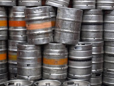 yığılmış bira fıçıları kegs, dizi