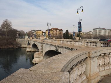 TURIN, İTALYA - CRCA ŞUBAT 2022: Po Nehri üzerindeki Ponte Umberto I