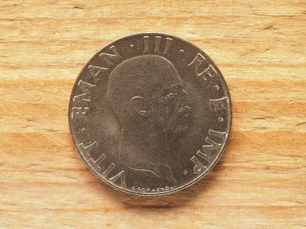 ビクトル エマニュエル3世王 イタリア王国の通貨を示す50パーセントの硬貨 — ストック写真