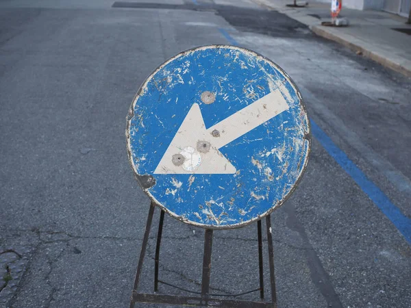 規制標識 矢印交通標識によって示された方向に進みます — ストック写真