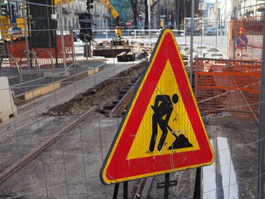 Uyarı işaretleri, geçici yol çalışması trafik işareti
