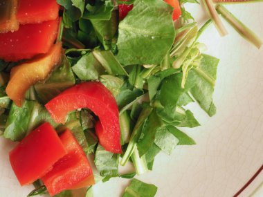 marul ve kırmızı biberli salata.