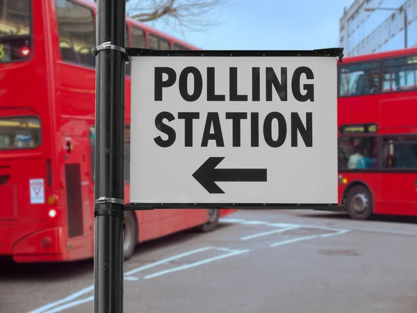 Znak Stacji Wyborczej Nad Autobusami Dwupokładowymi Zamazane Tło — Zdjęcie stockowe