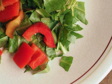 marul ve kırmızı biberli salata.