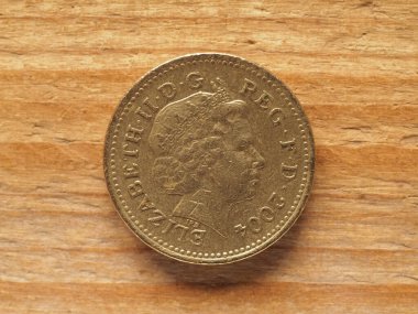 LONDON, UK - CIRCA 2022: Birleşik Krallık para birimi olan Kraliçe II. Elizabeth 'in portresini gösteren bir sterlin ters yüzü