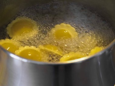 Geleneksel İtalyan makarnası ile sebzeli vejetaryen ravioli agnolotti.