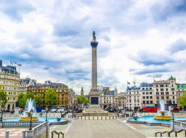 Londra'da trafalgar Meydanı unrecognisable kalabalık ile Ulusal Galeri verandanın üzerinden görünümü