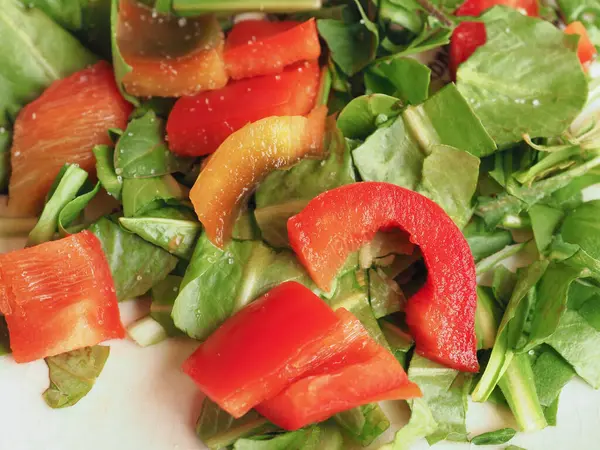 Alface Pimentão Vermelho Salada Prato Fundo — Fotografia de Stock