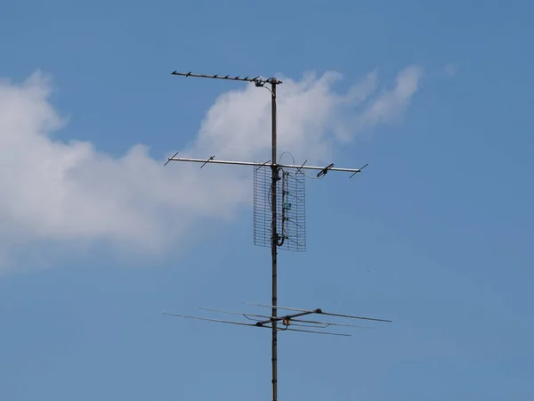 地上波テレビ受信用の空中赤アンテナ — ストック写真