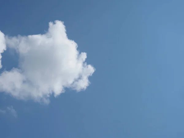 背景として役に立つ雲のある青空 — ストック写真